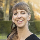 Katharina Beerli hat soziale Arbeit studiert und einen Master in systemischer Therapie sowie eine Weiterbildung in Hypnosystemik abgeschlossen.