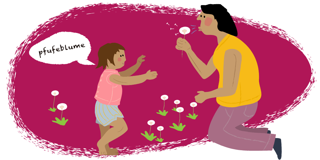 Eine Mutter pustet mit ihrem rund zweijährigen Kind auf der Wiese in eine Pusteblume. Das Kind sagt das Wort noch falsch, die Mutter korrigiert es nicht.
