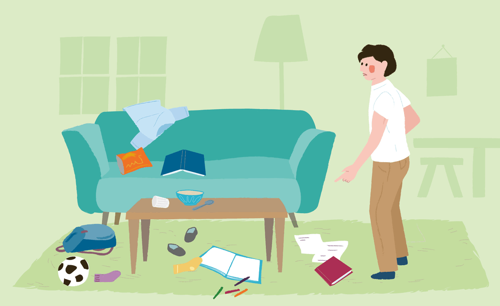 Im Wohnzimmer liegen überall Kindersachen verstreut. Das Kind ist weg. Der Vater ärgert sich sichtlich.